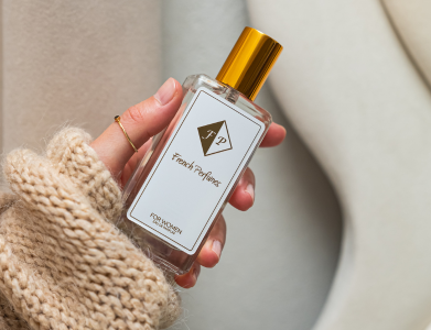 Recenze parfému Carolina Herrera La Bomba – exotická sladkost, květiny a ženský charakter
